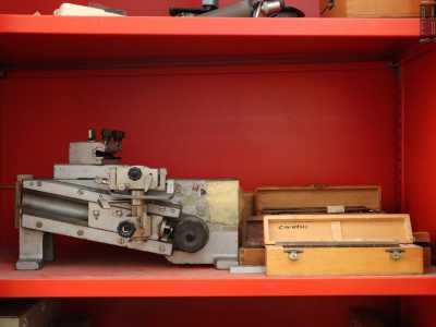 ...e il vecchio �microtomo a slitta�. Quest�ultimo, risalente agli anni 50, veniva utilizzato per tagliare in parti pi� piccole la sezione dell�organo da osservare al microscopio